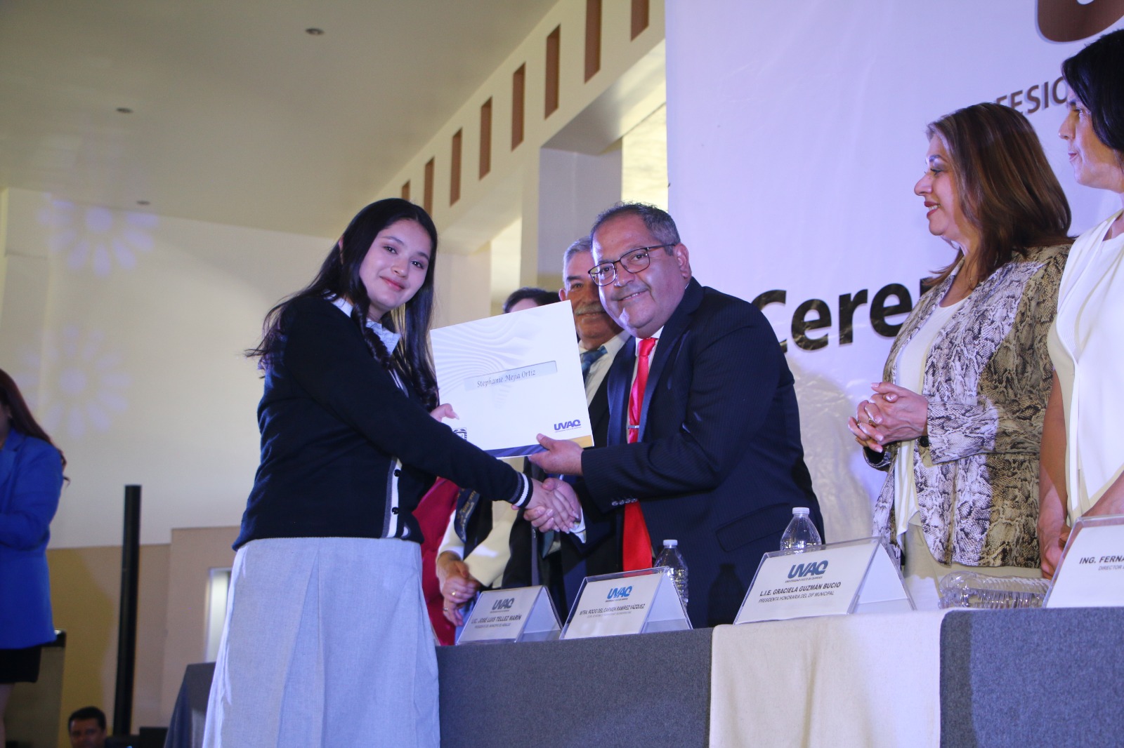El presidente Municipal, José Luis Téllez Marín, presidió la ceremonia de clausura de la Prepa UVAQ Generación 2020-2023.
