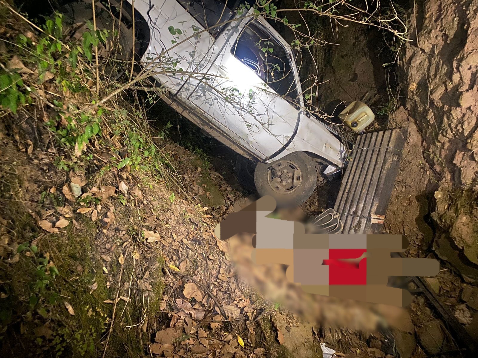 Se registra un accidente en San Bartolo Cuitareo: un muerto y un lesionado tras choque de camioneta contra paredón de tierra