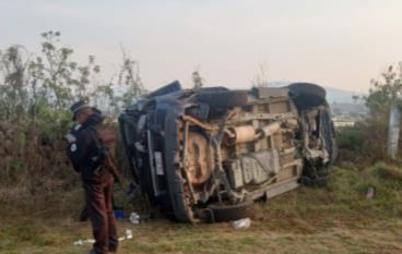 Conductor resulta lesionado al volcar en la carretera Morelia-Pátzcuaro en Lagunillas, Michoacán. 