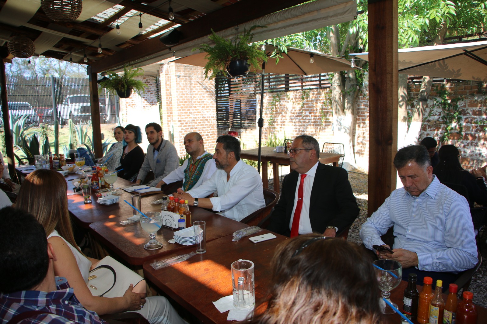 José Luis Téllez Marín y empresarios del municipio, se reúne con el director general del CECyTEM, Víctor Manuel Báez Ceja.