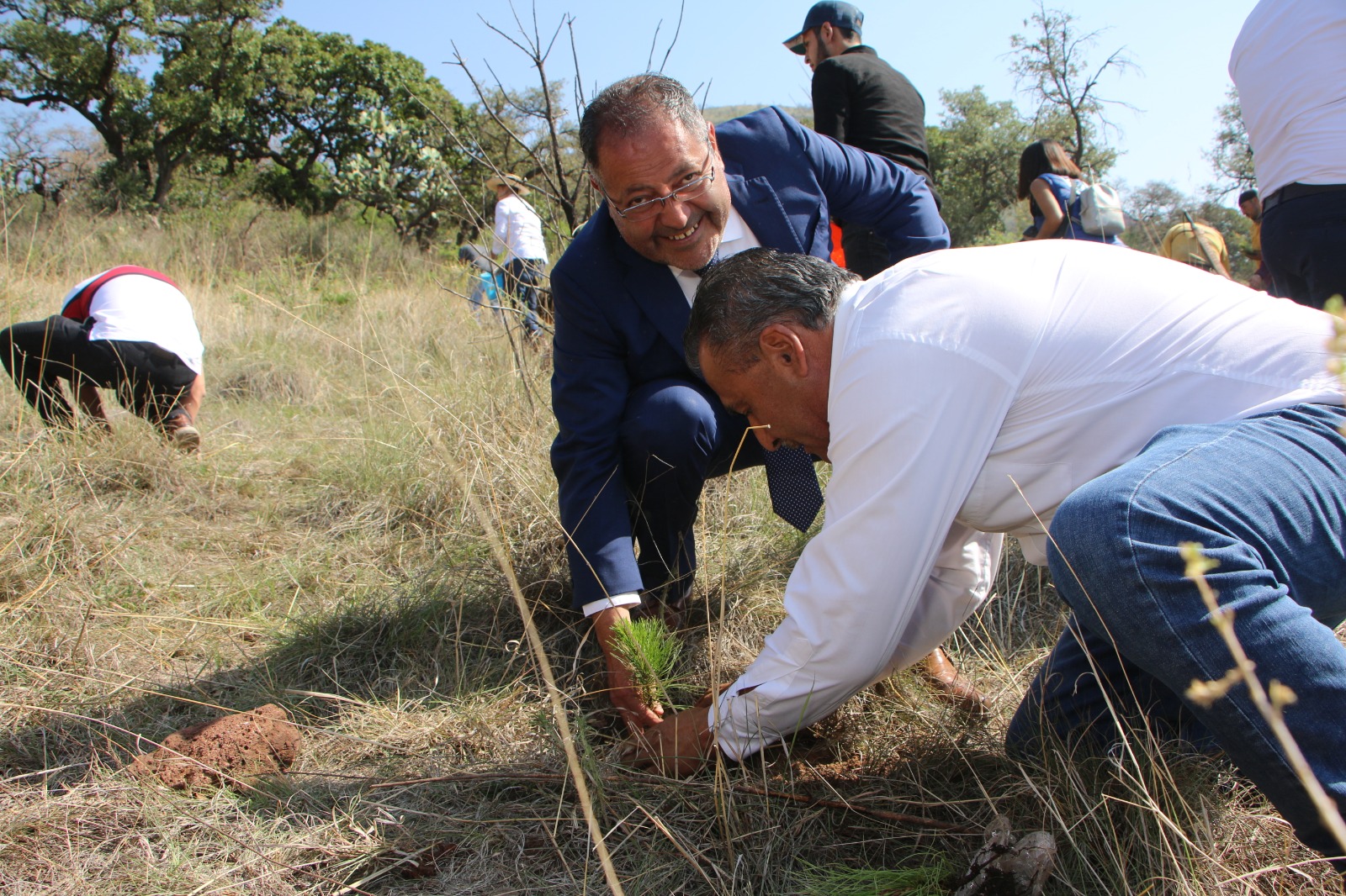 José Luis Téllez Marín, participo en la campaña de reforestación que llevó a cabo el TecNM y la A.C. Sumemos Esfuerzos por Senguio.
