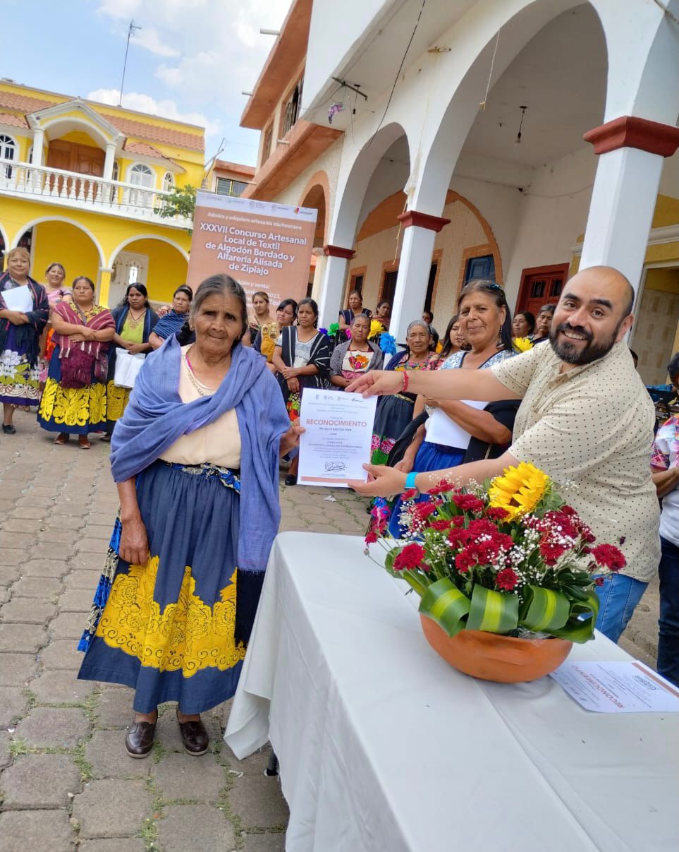 Premian a las mejores piezas del Concurso Artesanal de Textil y Alfarería.