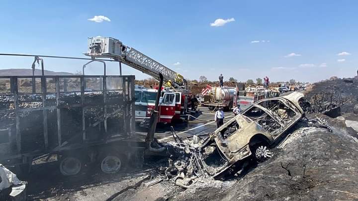 Choque múltiple en la autopista Guadalajara – Lagos de Moreno deja 13 muertos y 13 heridos en Jalostotitlán.