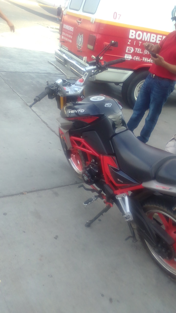PERCANCE VEHICULAR EN ZITÁCUARO DEJA UNA MUJER LESIONADA.