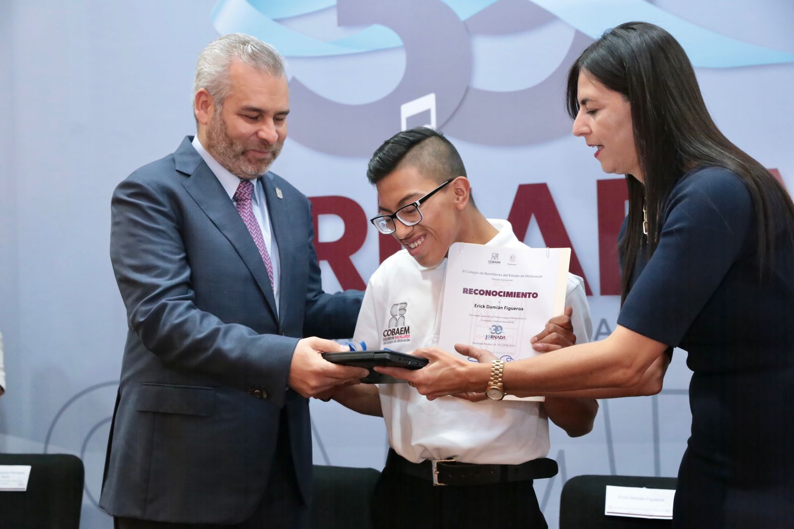 Entrega Bedolla reconocimientos a estudiantes de Cobaem.
