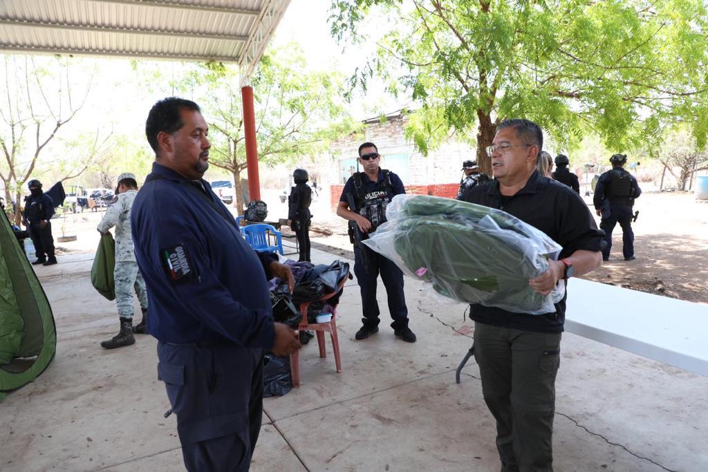 Titular de SSP entrega equipo sanitario de campaña en BOI de Llano Grande, en Apatzingán.