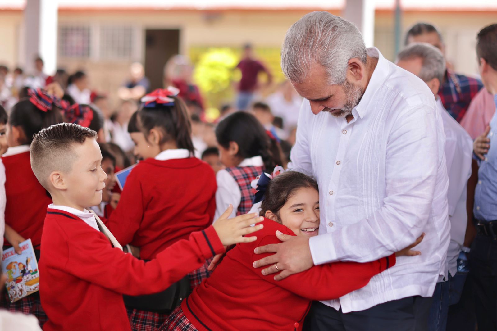 Bedolla beneficia escuelas de Los Reyes con más de 5 mdp en material educativo.