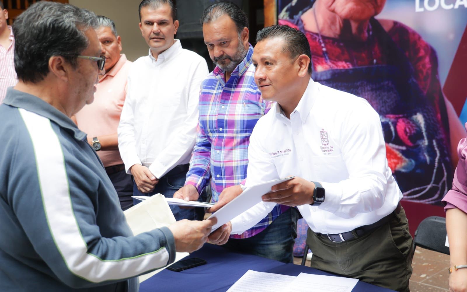 Reciben comerciantes primeras cartas compromiso para asignación de locales del nuevo mercado de Pátzcuaro.