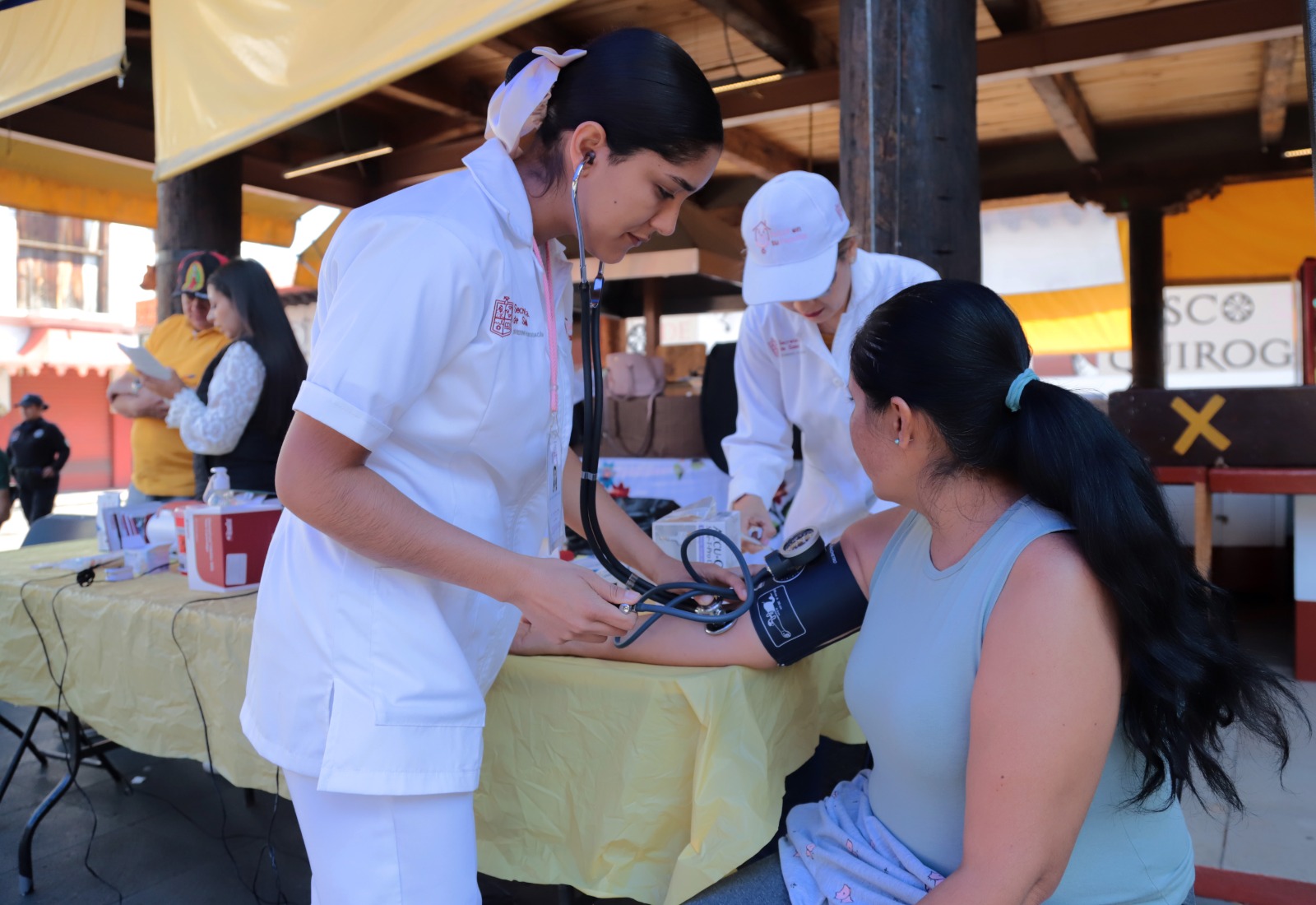 Médicos se la rifan; llegan a 200 mil viviendas con pobreza