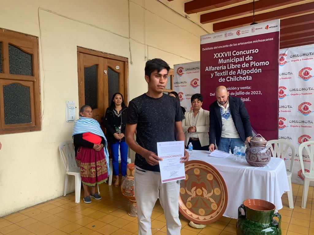 Premian a las mejores artesanías de alfarería y textil de Chilchota