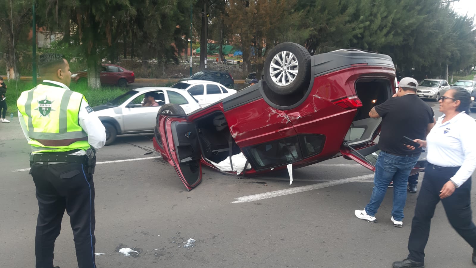 Volcadura de vehículo dejó cinco   lesionados