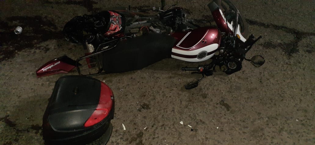 Una mujer resultó lesionada al derrapar una motocicleta