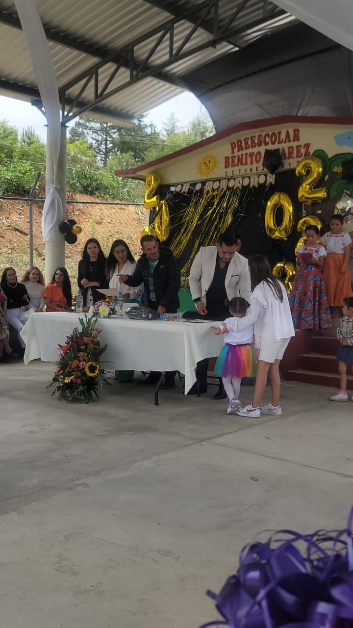 Lic. Víctor Hugo García Patiño clausura y apadrina generación de niños del Preescolar BenitoJuárez de la localidad de Arroyo Largo