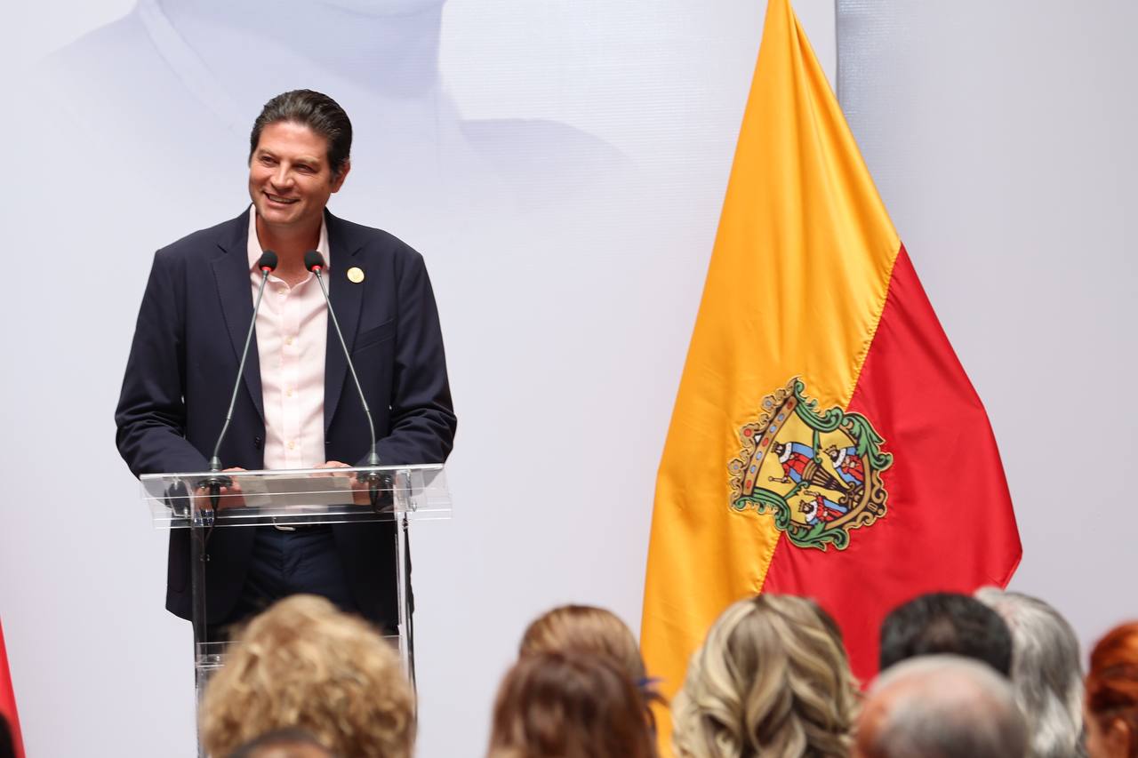 Entrega Alfonso Martínez la Presea Amalia Solórzano a Guadalupe Torres Garibay