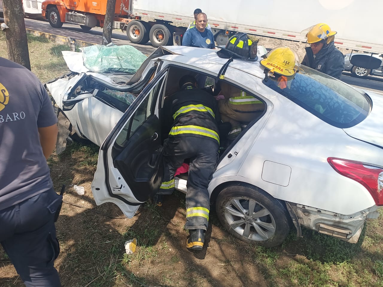 Maestra Salva Su Vida De Milagro, Al Volcar Y Chocar Su Auto Contra Un ...