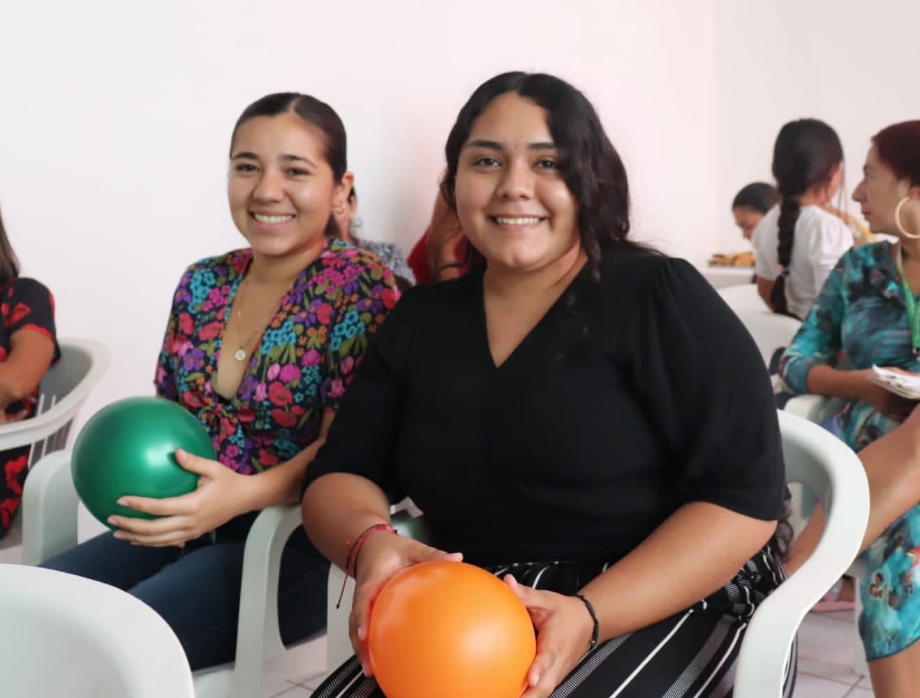 Entrega Seimujer productos de gestión menstrual y medicamentos, en la costa michoacana