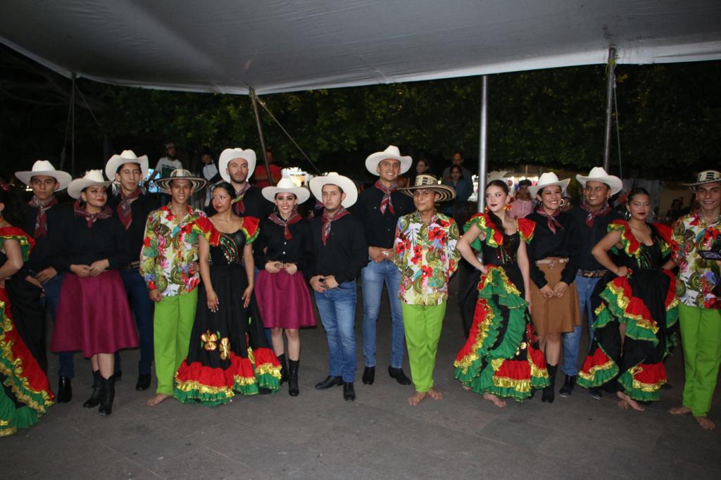 En la explanada a Miguel Hidalgo, se presentó el Festival de Danza México-Colombia