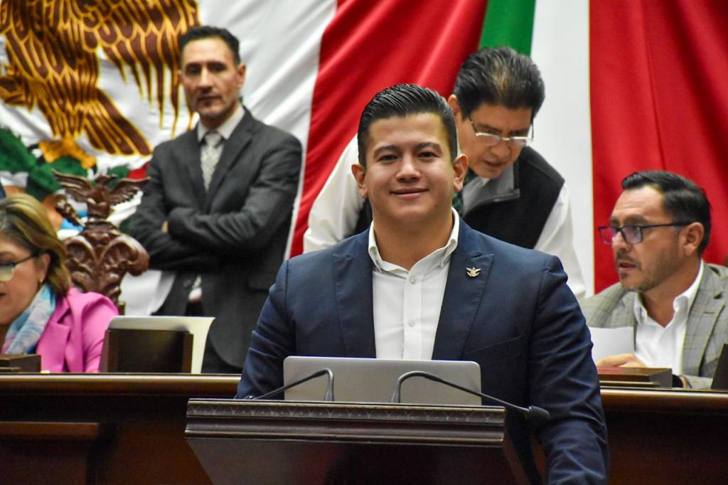 Castigar ciber acoso sexual en Michoacán propone Víctor Zurita