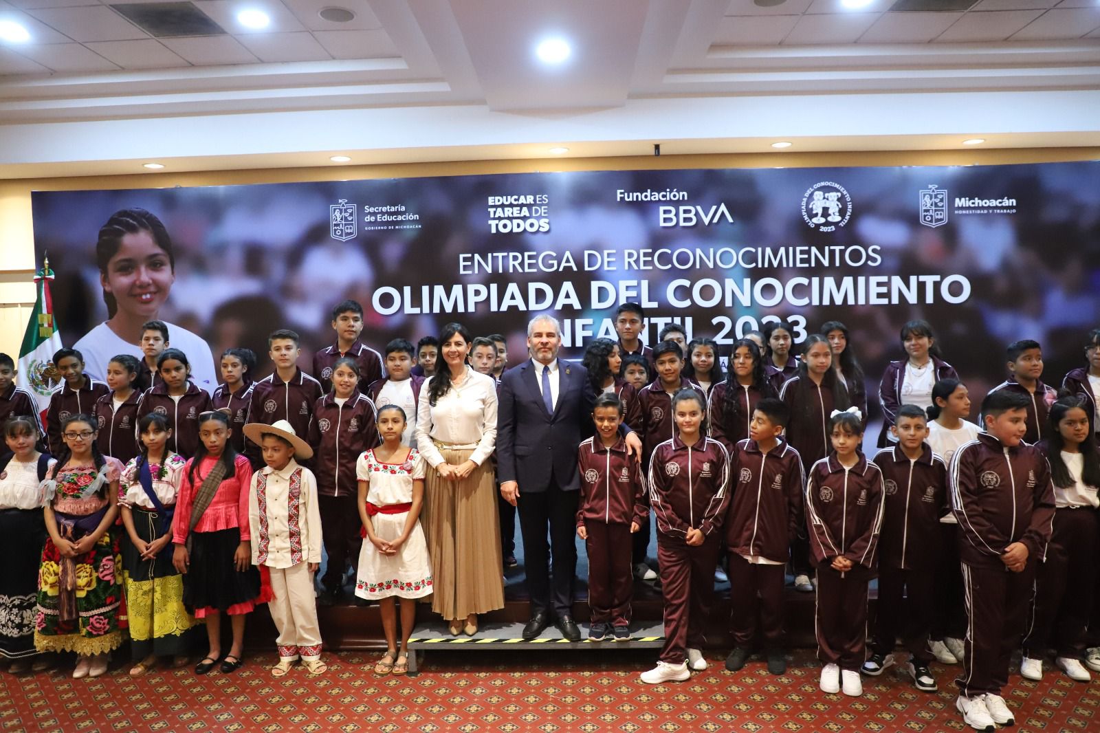 Bedolla entrega becas y tabletas a ganadores de Olimpiada Infantil