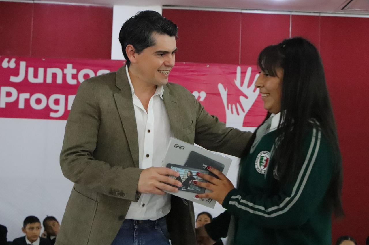 500 estudiantes de distintos niveles reciben tabletas electrónicas