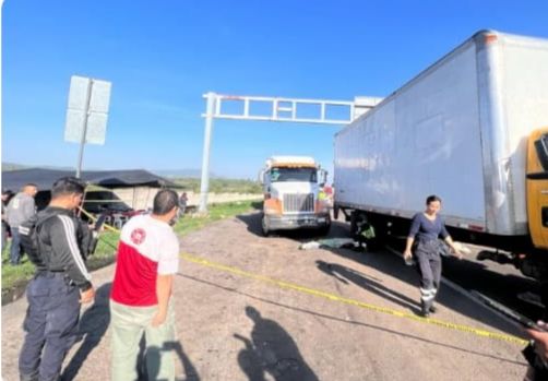 Tres trabajadores de una empresa de grúas que realizaban retiro de vehículos siniestrados perdieron la vida al ser atropellados por un tractocamión