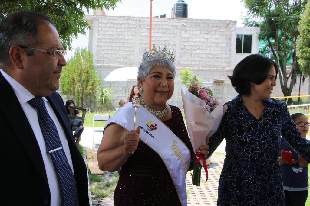 José Luis Téllez y Graciela Guzmán coronaron a la reina de la edad de oro de La Estancia del Adulto Mayor, Yolanda Pérez Avilés