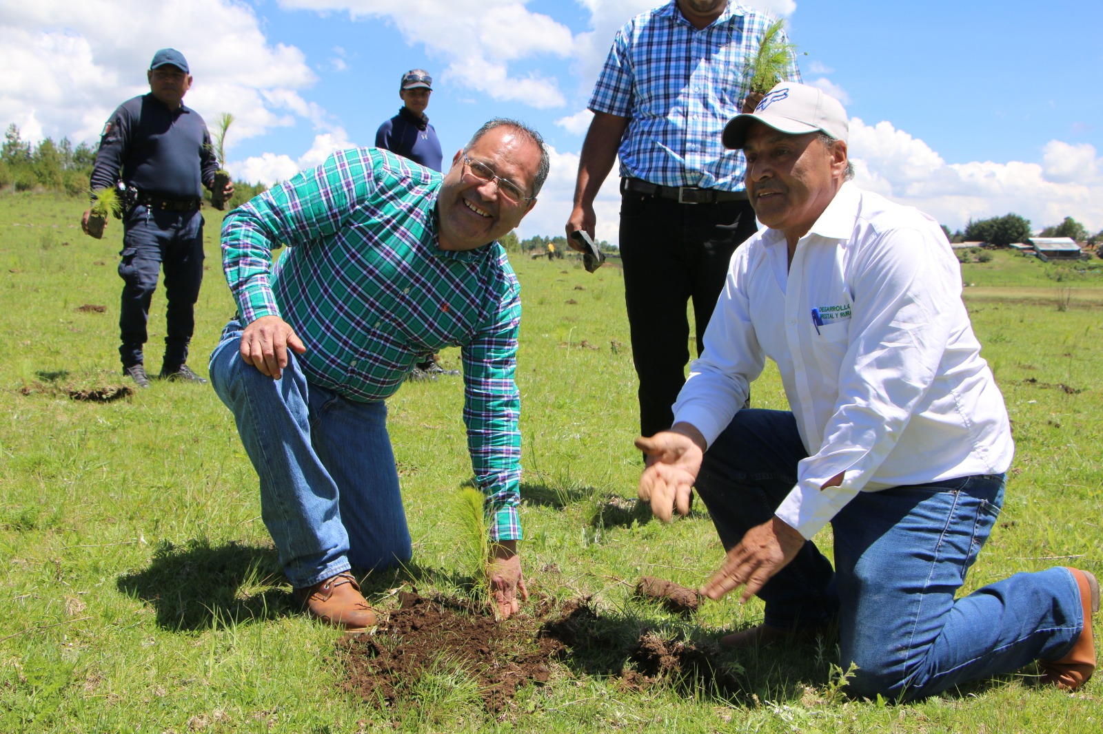 José Luis Téllez participó en la reforestación llevada a cabo en la Tenencia de Morelos