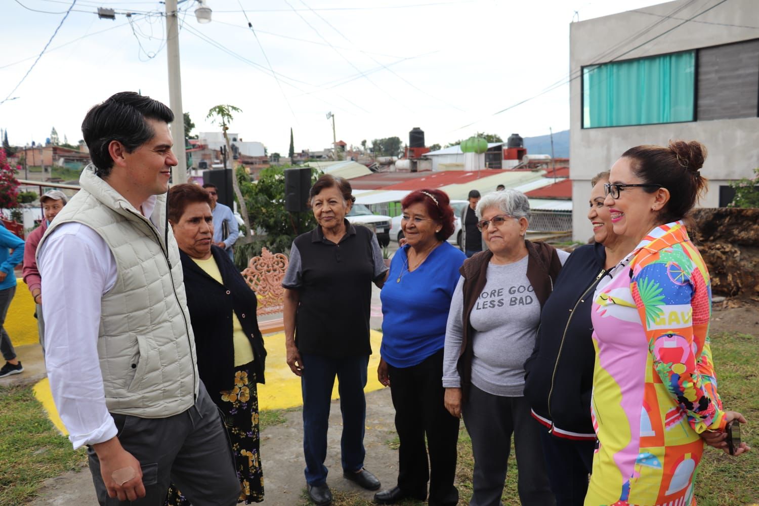 Entrega Toño Ixtláhuac pavimentación de andador en el FOVISSSTE