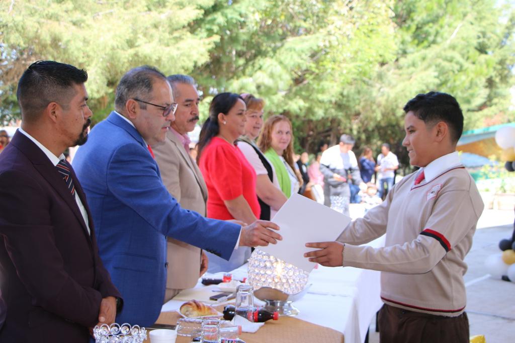 José Luis Téllez asistió a diversas ceremonias de fin de cursos de escuelas primarias y secundarias de la localidad