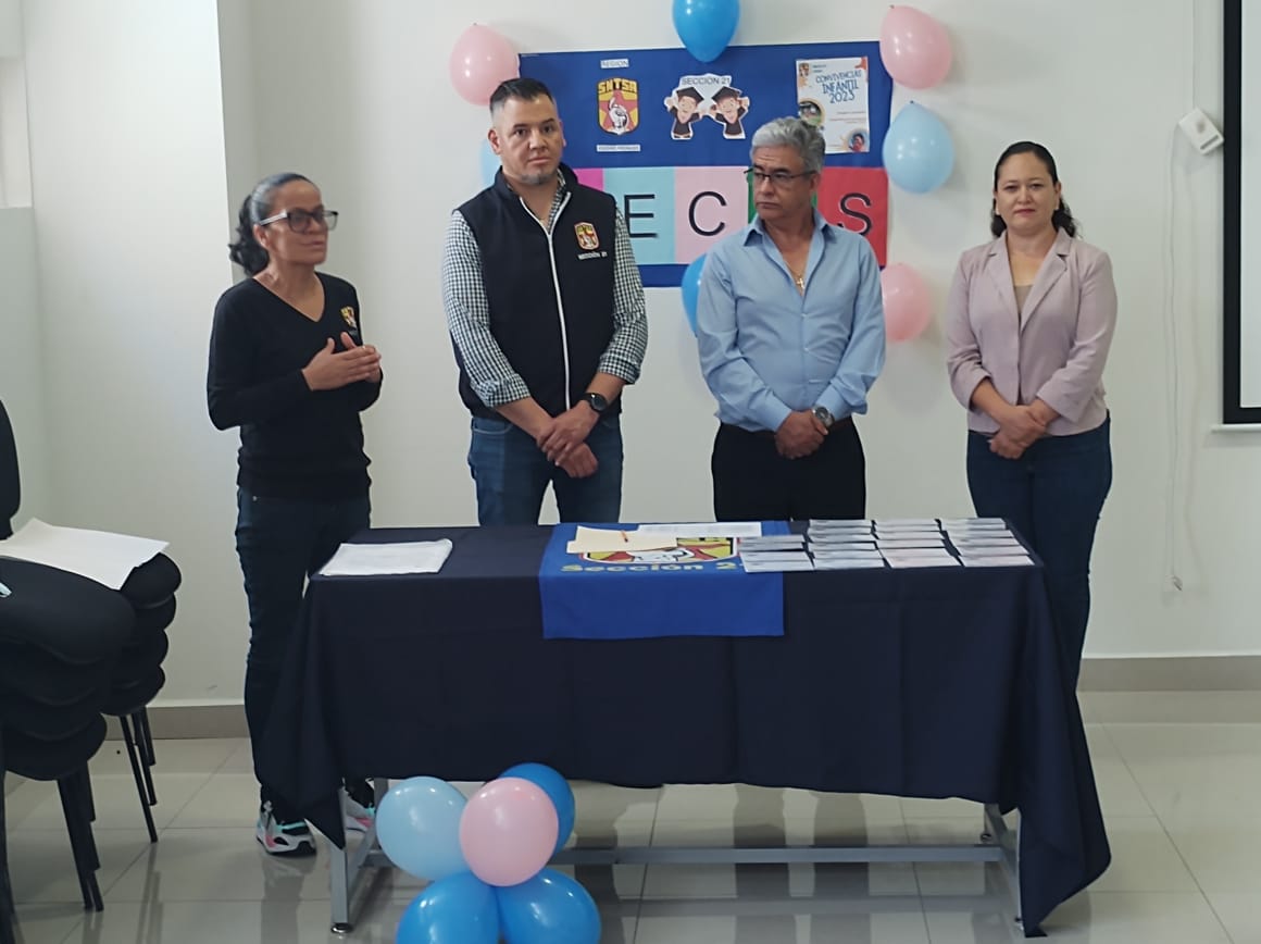 En Hospital General; Sindicato entrega becas escolares a hijos de trabajadores