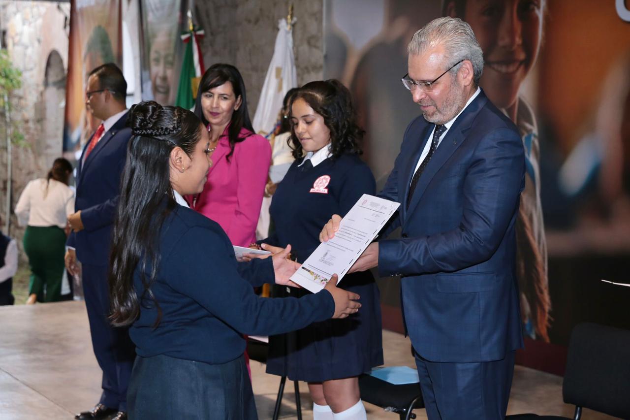 Ciclo escolar completo, gracias a la fuerza y vocación de las y los maestros: Bedolla