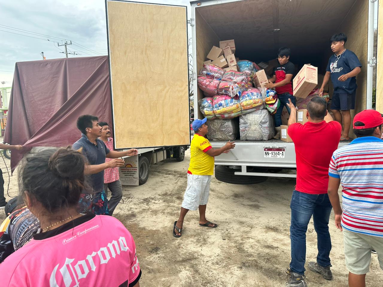 Gobierno de Michoacán entrega ayuda a familias afectadas por huracán Beatriz.