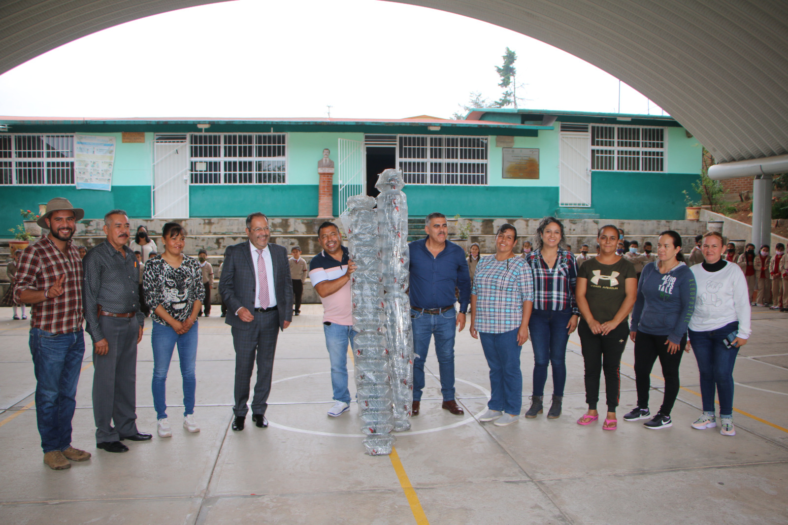 José Luís Téllez Marín entrega rollos de malla ciclónica a la primaria Emiliano Zapata.