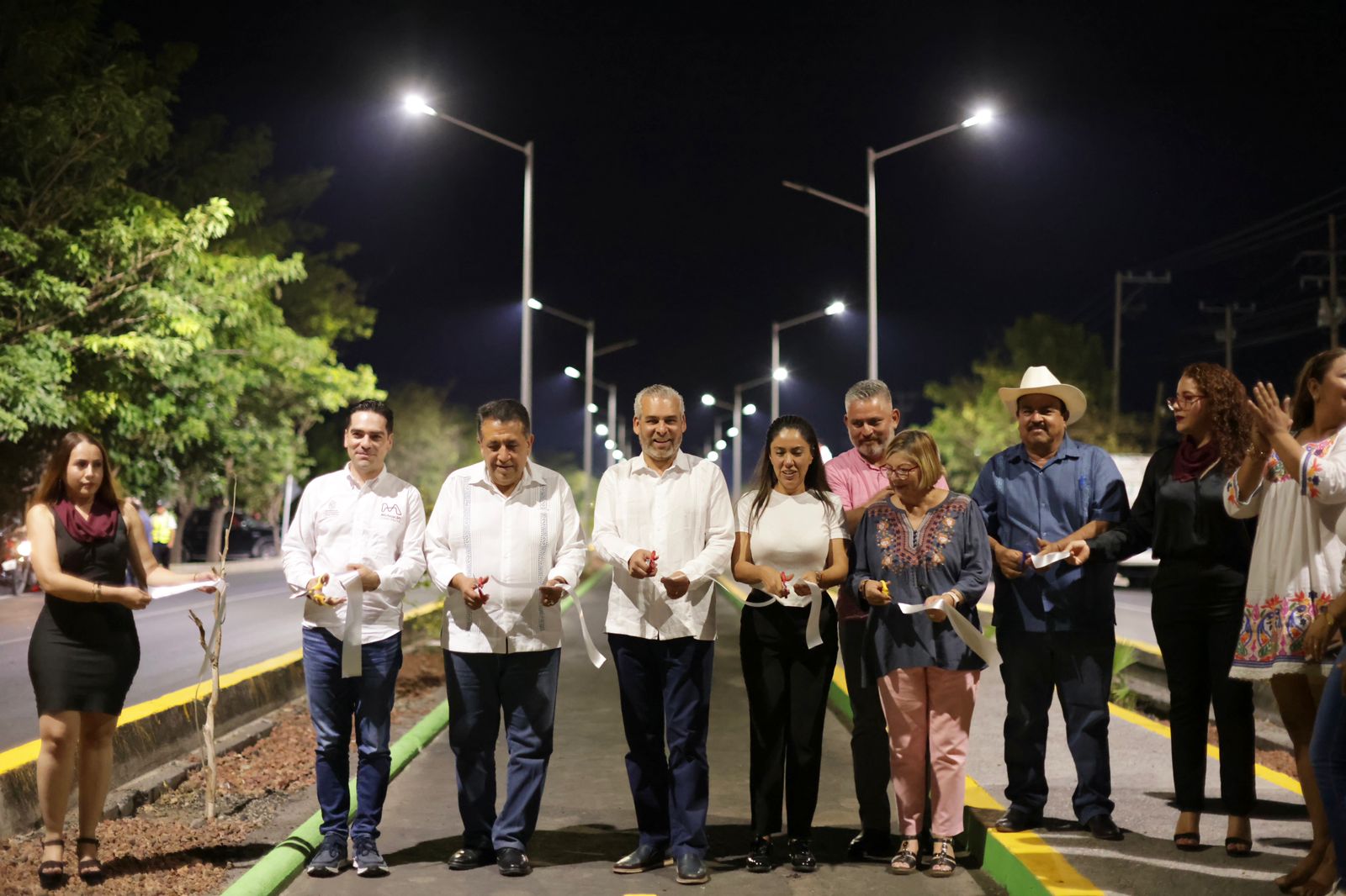 Inaugura Bedolla rehabilitación de avenida en Apatzingán.