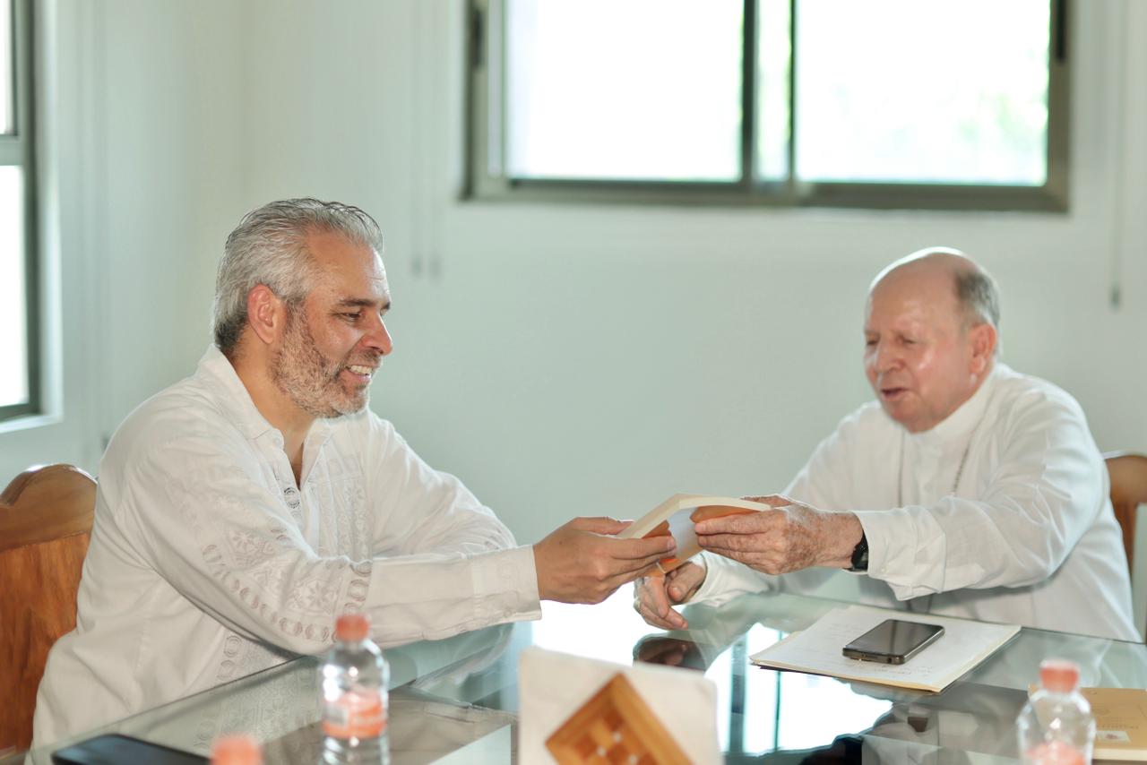 Acuerdan Bedolla y obispo de Apatzingán, coordinación y armonía por el bien común.