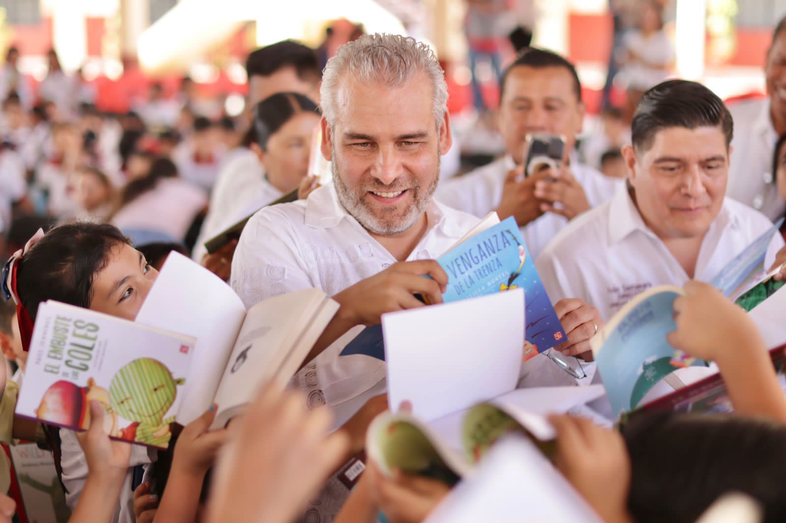 Bedolla fortalece históricamente la educación en Apatzingán.