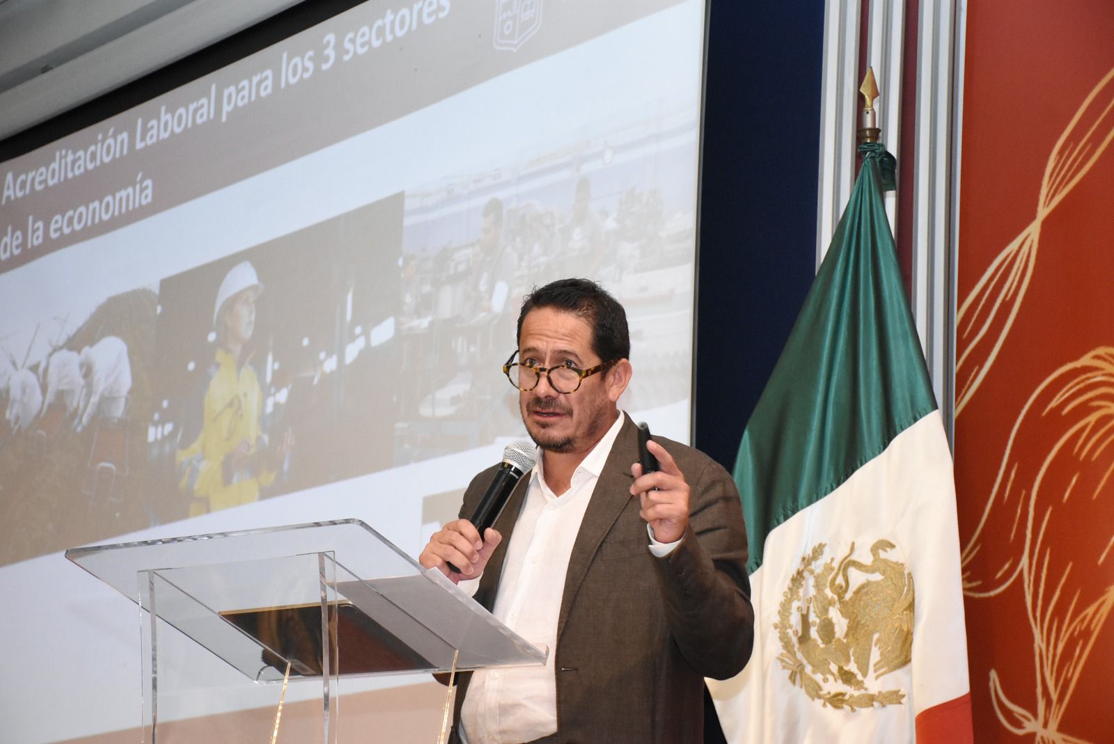 Pide Sedeco a Contadores promover beneficios de la acreditación laboral