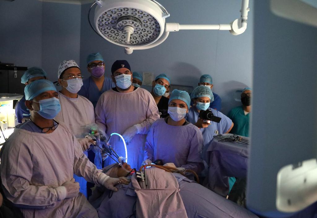 Moderno equipo de radioterapia para atender a personas con cáncer.