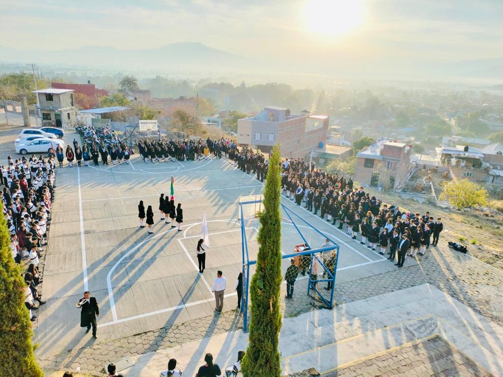 Estudiantes del Cecytem interpretan en purépecha el Himno Nacional Mexicano.