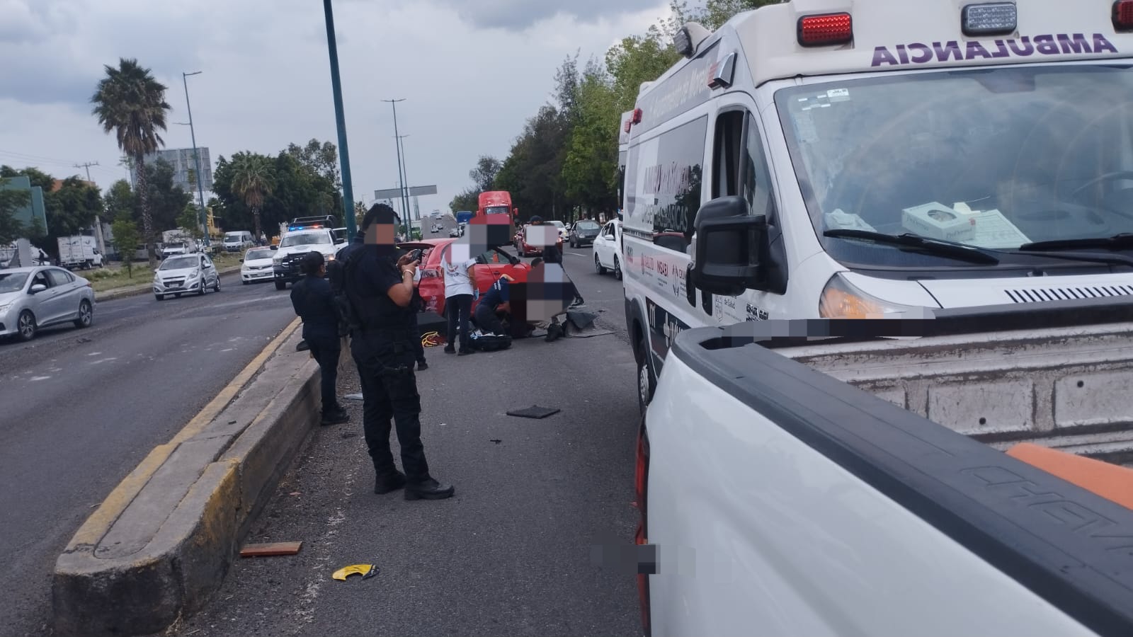 Incidente vial en Morelia deja a una familia lesionada tras colisión de tráiler con vehículo compacto