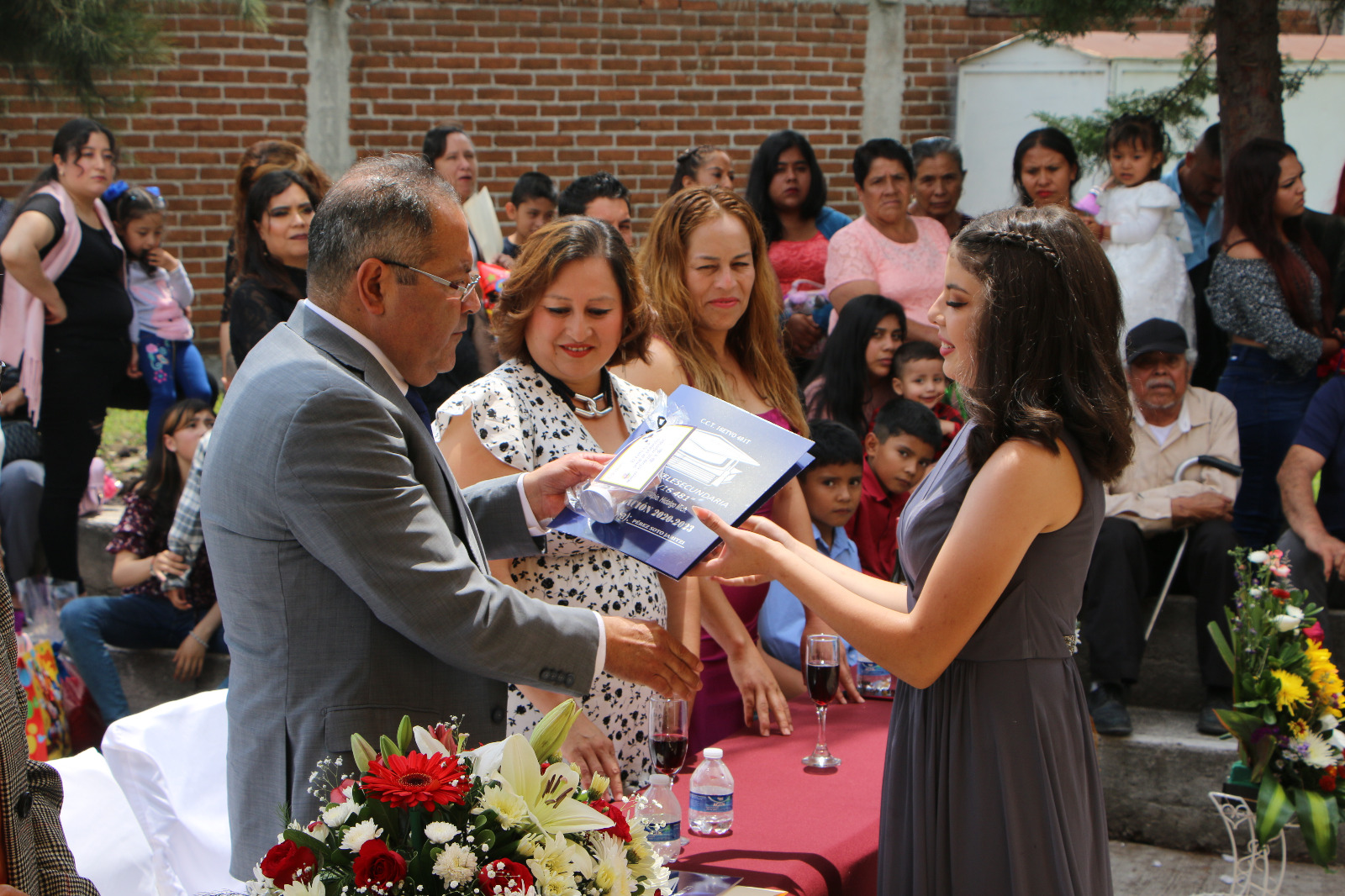 El Lic. José Luis Téllez Marín, asiste a la Clausura de las Instituciones Educativas de las comunidades de Las Grutas, Mesa de Guadalupe y la Primaria Vicente Guerrero en Cd. Hidalgo, Michoacán.