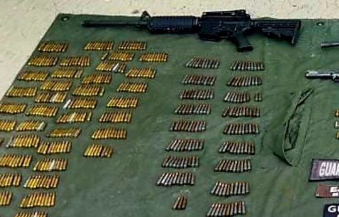 En Aguililla y Parácuaro, GC asegura ocho armas y más de 900 municiones; hay cinco detenidos.