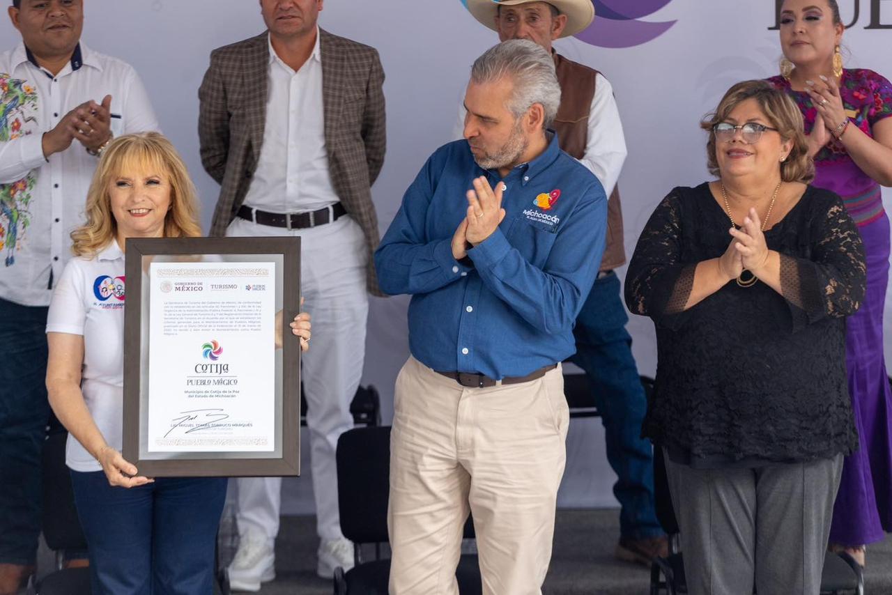 Julieta García Zepeda asiste a entrega del reconocimiento a Cotija como Pueblo Mágico.