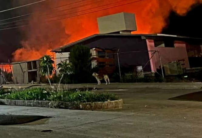 Incendio consume dos salones de jardín de niños en Morelia.