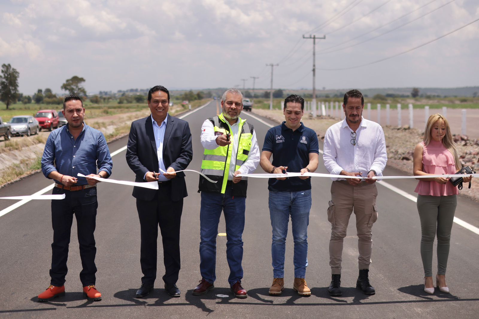 Inaugura Bedolla ampliación carretera en Álvaro Obregón; potenciará la inversión regional.