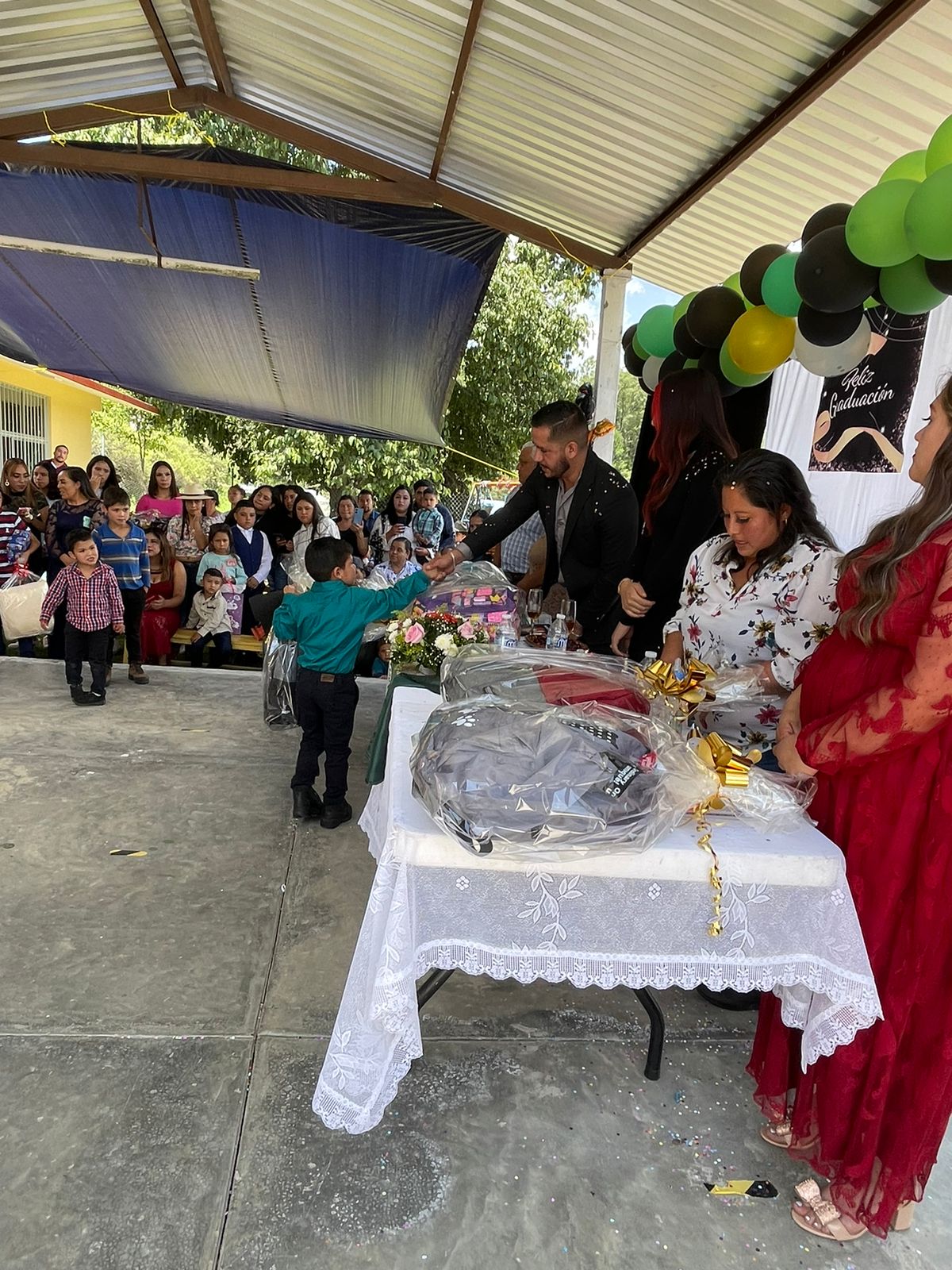 El Lic. Víctor Hugo García Patiño se ha destacado como padrino de generación en el Jardín de Niños José Vasconcelos, acompañando a los niños en su graduación.