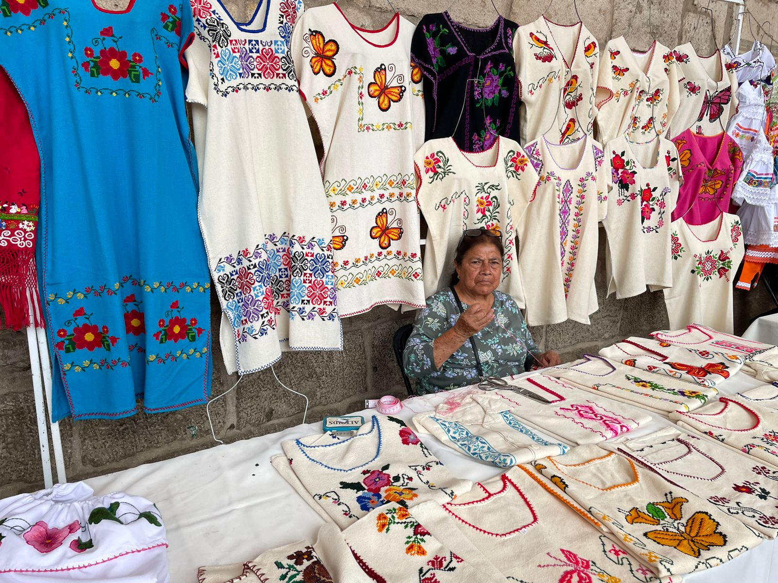 Instala IAM muestra artesanal frente a la plaza Valladolid de Morelia.