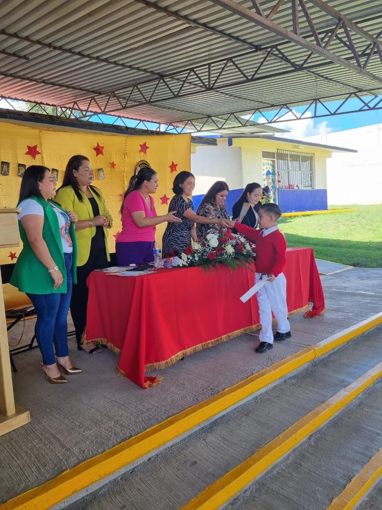 La L.I.E. Graciela Guzmán Bucio, Clausuró el ciclo escolar de los preescolares que pertenecen al DIF y del CAM Perla Moctezuma.
