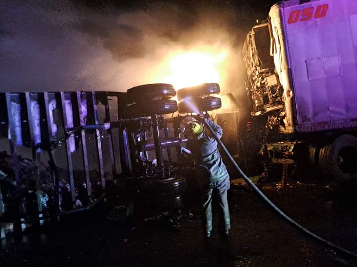 Trágico choque entre autobús y tracto camión deja 6 muertos y 53 heridos en Yurécuaro, Michoacán: ambos vehículos se consumieron en llamas.