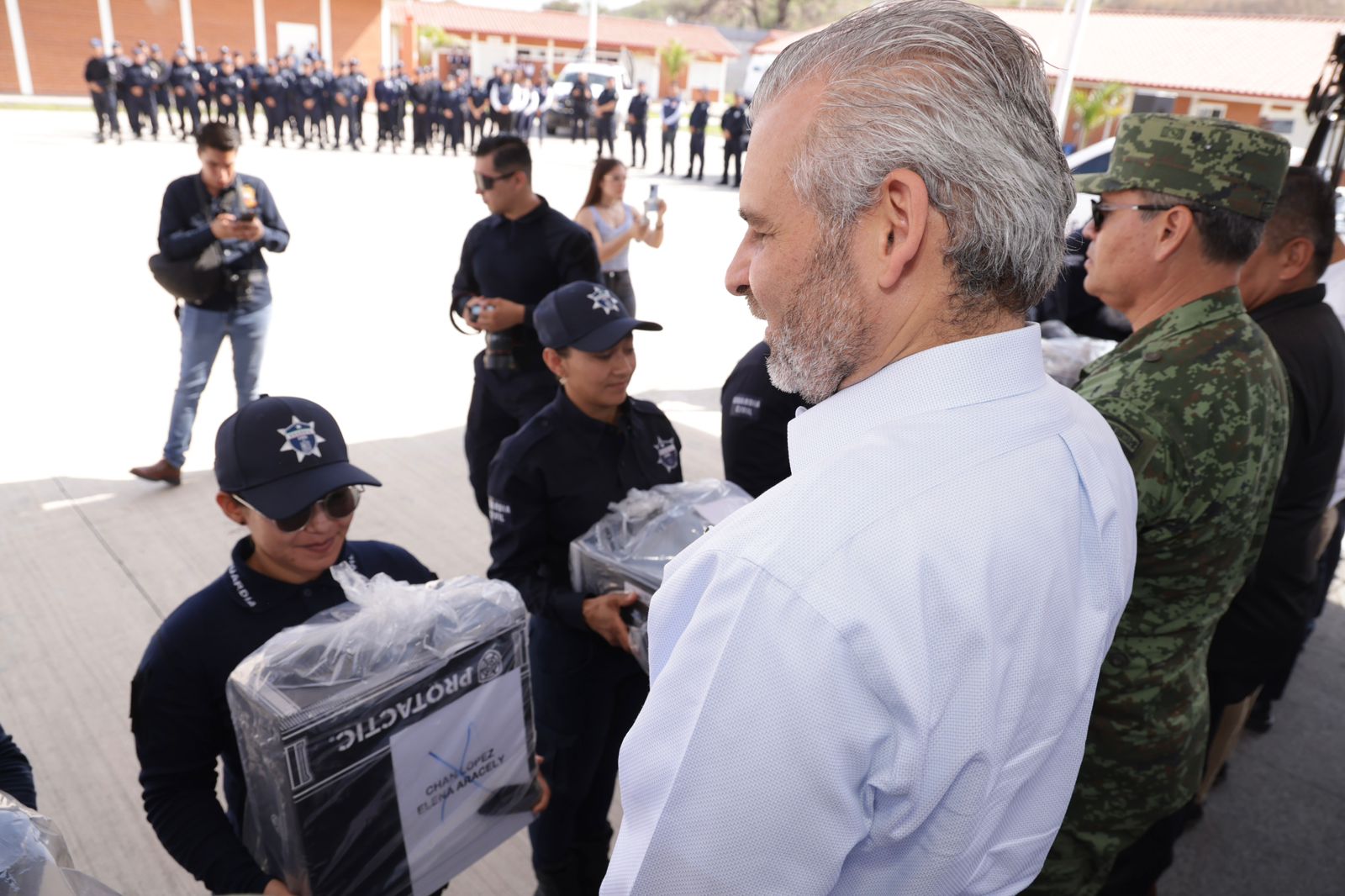 Inicia Bedolla entrega de segunda dotación de uniformes y equipos para Guardia Civil.